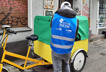 Berliner-Tafel IB-Team Kietzhausmeister bei der Auslieferung