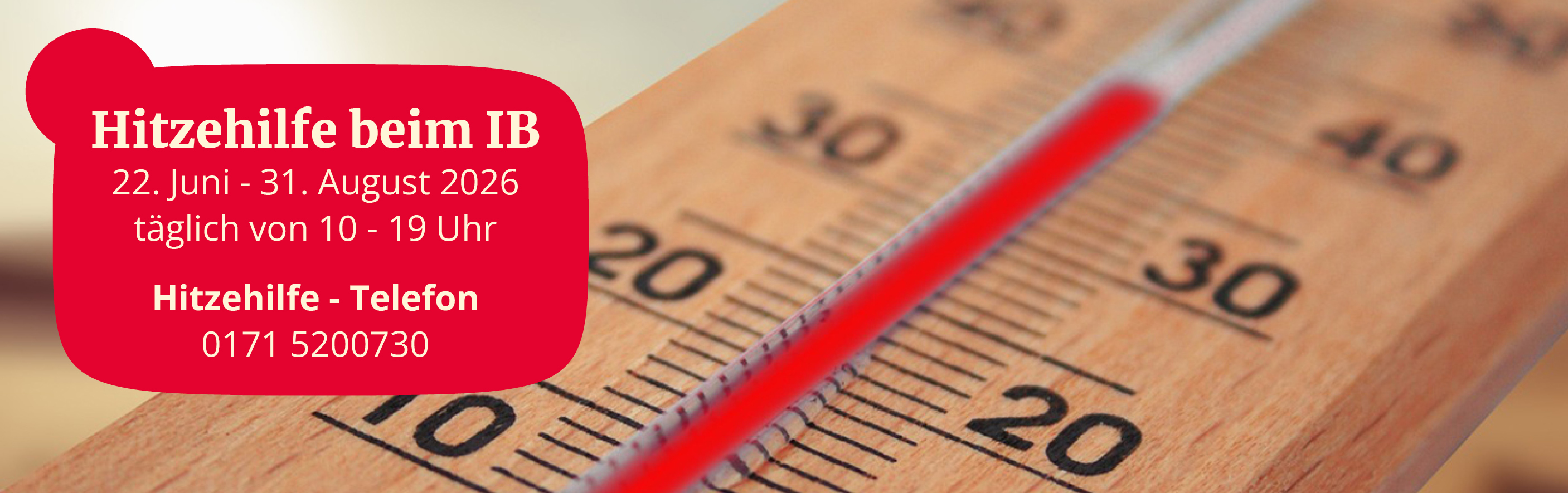 Thermometer mit hohen Temperaturen im Hintergrund; rotes Infofeld mit der Aufschrift: ‚Hitzehilfe beim IB, 22. Juni – 31. August 2026, täglich von 10–19 Uhr, Hitzehilfe-Telefon 0171 5200730‘.