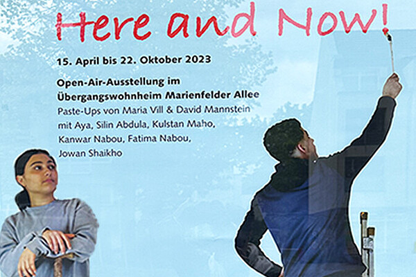 Plakat der Open-Air-Ausstellung ‚Here and Now!‘ mit Titel, Terminen und abgebildeten Personen, die auf einer großen Fläche malen