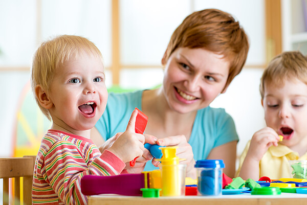 Kinder mit Erzieherin in einer Kita